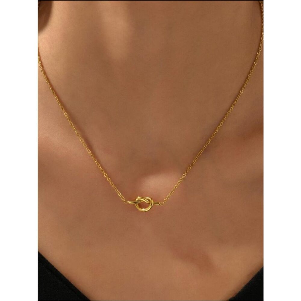 Gold Knot Pendant Necklace - Elegant Women's Jewelry R 574